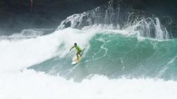 Keanu Aising Drops into a nice Piha Wave