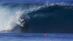 Aritz Aranburu gets pitted at Pipeline