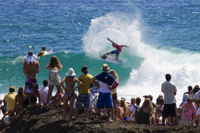 Kelly Slater makes it through round 1