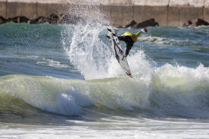 Clean small waves at Belgas