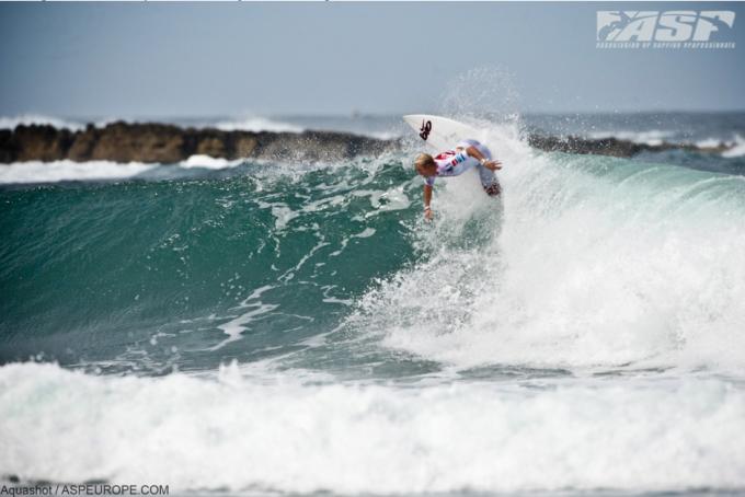 Nat Young attacks Ribera D'Ilhas