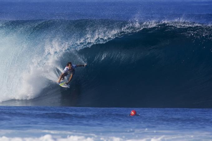 Aritz Aranburu gets pitted at Pipeline