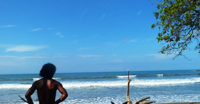 Rony Obando (www.surfschoolpuravida.com) checking the waves at playa Dominicalito.