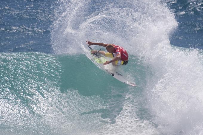 Mick Fanning Stands out at Snapper Rocks