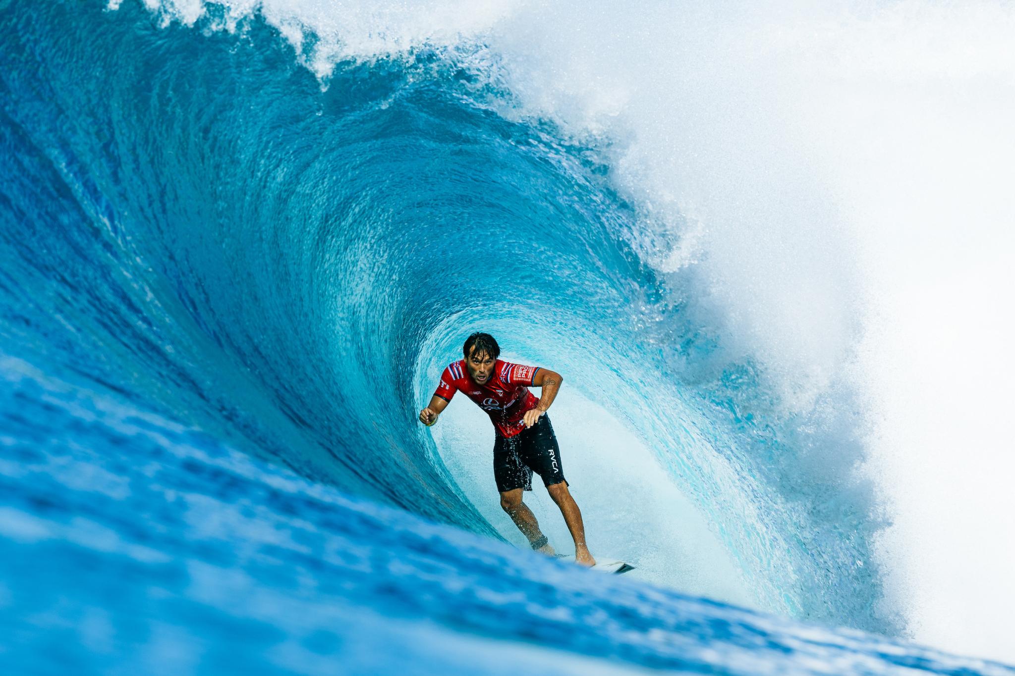 Barron Mamiya barrel at Pipeline Hawaii