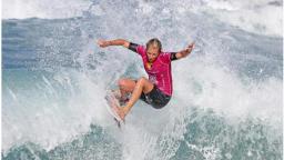 Stephanie Gilmore surfs Dee Why