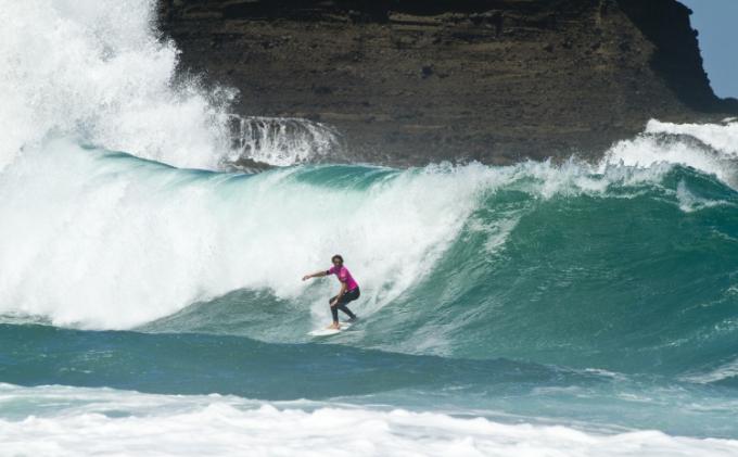 Frederico Morais Setting Up a Bottom Turn