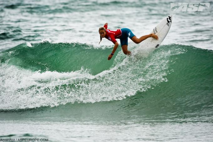 Justine Dupont wows the home crowd at Lacanau
