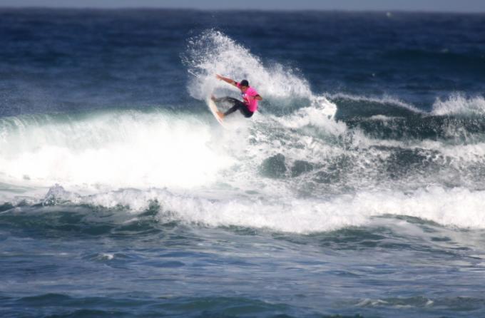 Maxime Huscenot on a right at Piha