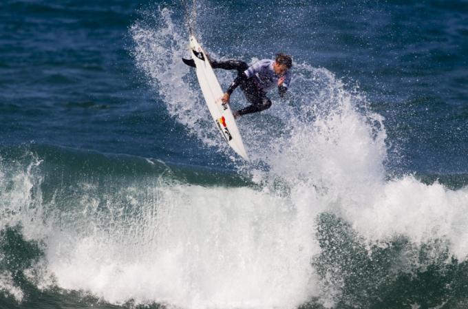 Dane Reynolds gets plemty of air at the Rip Curl Pro 2010
