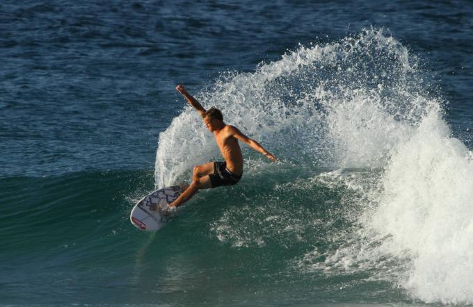 Carving it up, Snapper Rocks