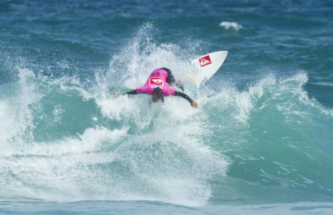 Lucas Silveira busts out at Piha