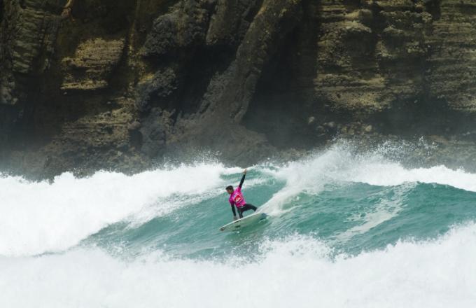 Gabriel Medina in smaller Piha surf
