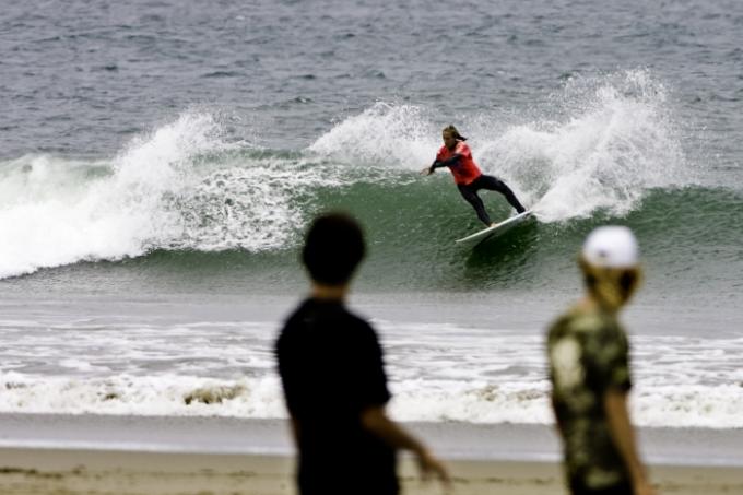 Chelsea Hedges on a small Lobitos wave