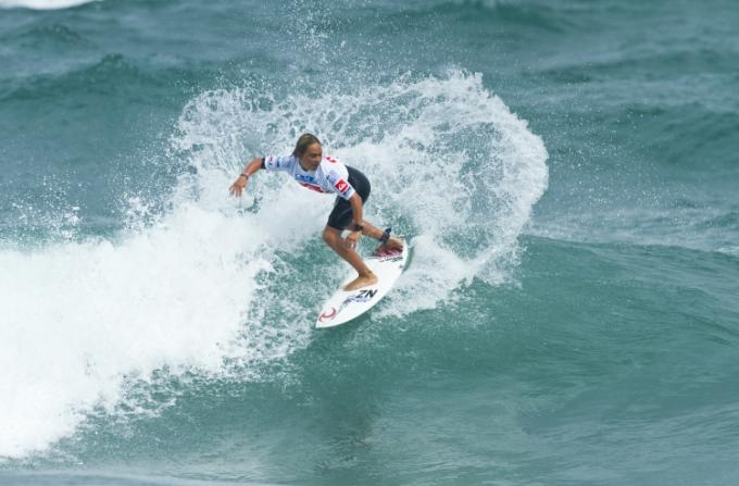 Elliot Paerata Reid surfing clean small Piha