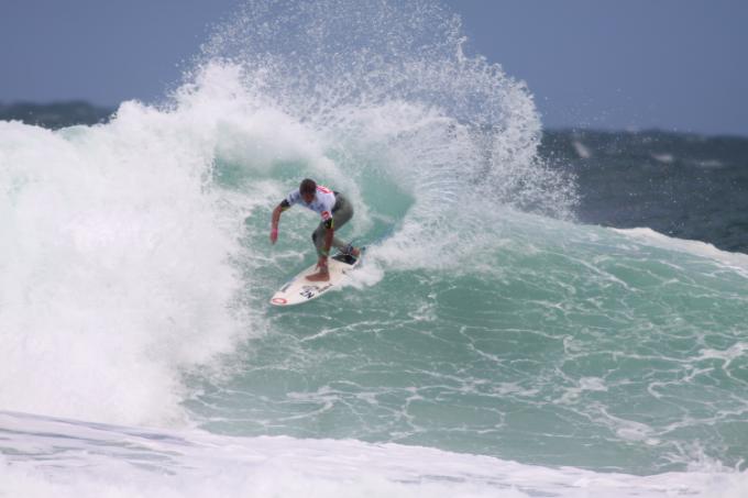 Alex Dive Performs