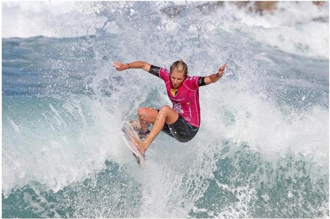 Stephanie Gilmore surfs Dee Why