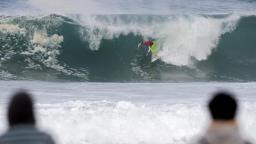 Mick Fanning negotiates Treacherous Barrel