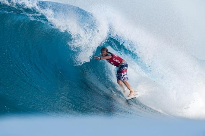 Taj Burrow claims the Billabong Pipe Masters 2009