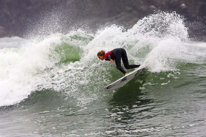Stephanie Gilmore dominating round 3