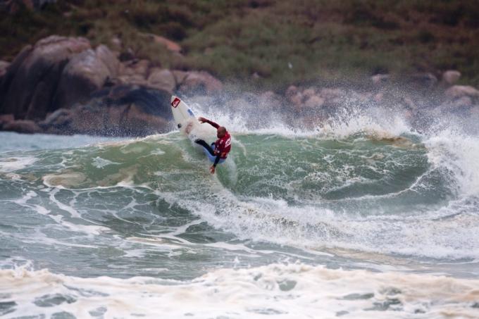 Kelly Slater on his way to being Relegated in the SC Pro
