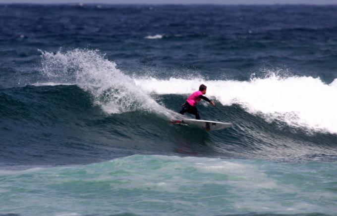 Conner Coffin on a smaller wave at Piha