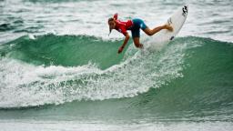 Justine Dupont wows the home crowd at Lacanau