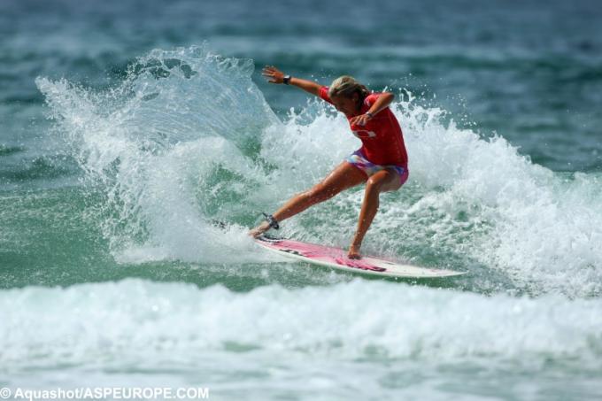 Pauline Ado wins the Oakley Girls Pro Junior Lacanau
