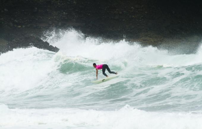 Maxime Huscenot Surfing Messy Piha