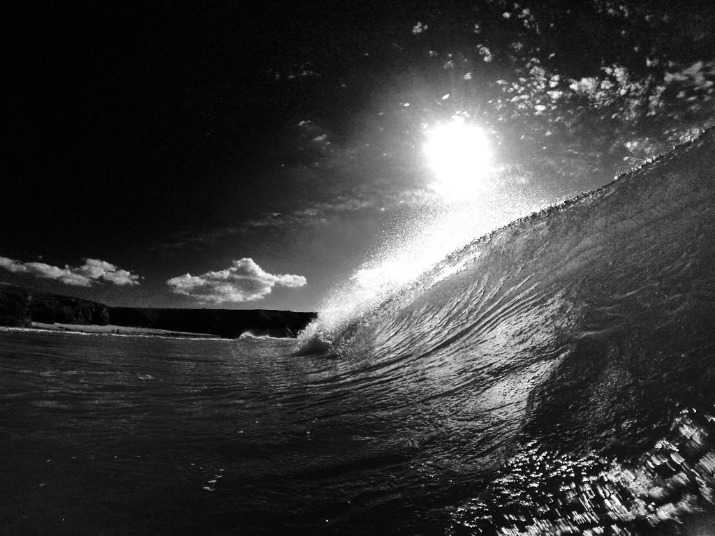 Cornwall shorebreak black & white 