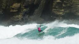 Gabriel Medina in smaller Piha surf