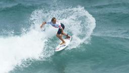 Elliot Paerata Reid surfing clean small Piha