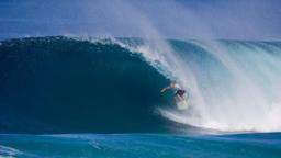 Bebe Durbidge gets barreled at Pipe