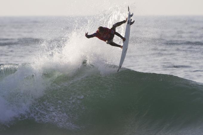 Jadson Andre surfs glassy Belgas