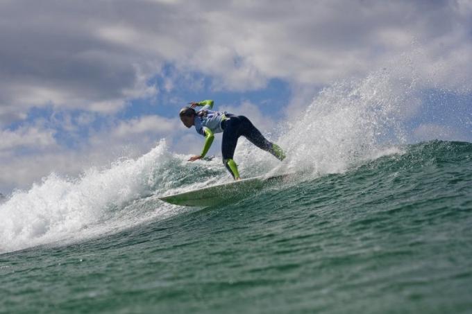Courtney Conlongue Cabreiroa Surfing Girls