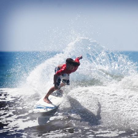 Rony Obando (www.surfschoolpuravida.com) rippin' it at playa Dominical