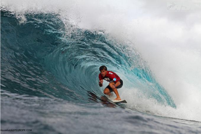 Aritz Aranburu gets barrelled at El Confital