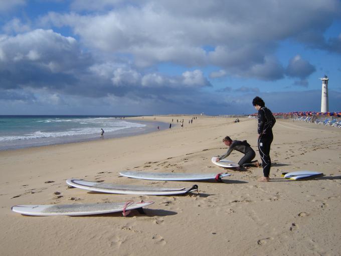 www.rapanui-surfschool.com