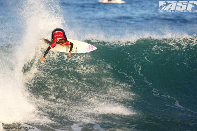 Justine Dupont winning Breti' Girls Pro