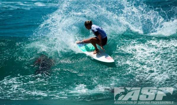 Stephanie Gilmore throws spray